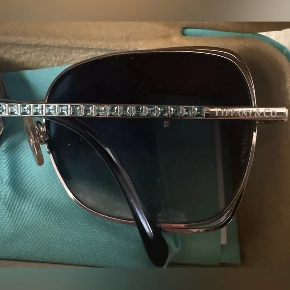 Tiffany & Co. Signature Blue Box - Picture 3 of 4